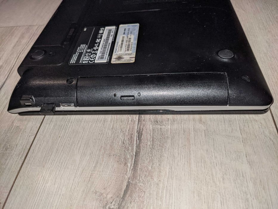 Samsung NP300E5A laptop + myszka 4GB RAM 400GB