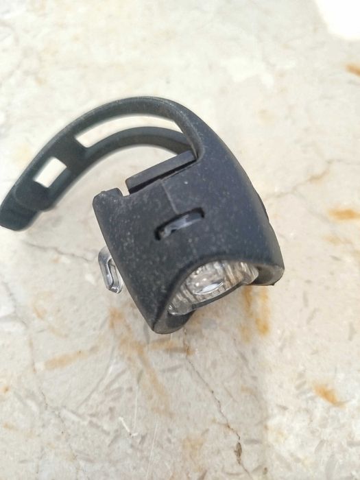 Luz frontal para bicicleta ou trotinetes.