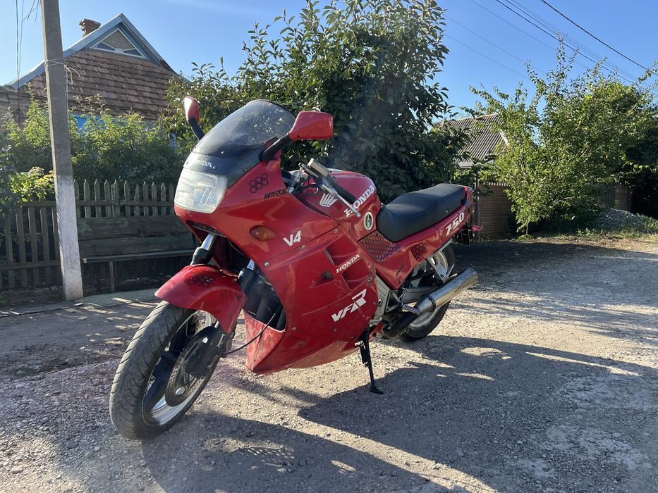 Honda VFR750F RC24