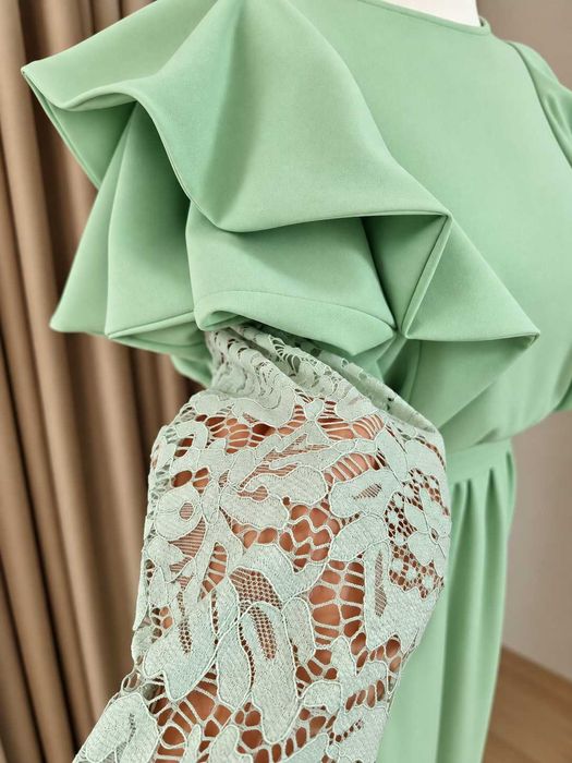 Sukienka pistacjowa maxi z koronką i falbanami | Elegancka