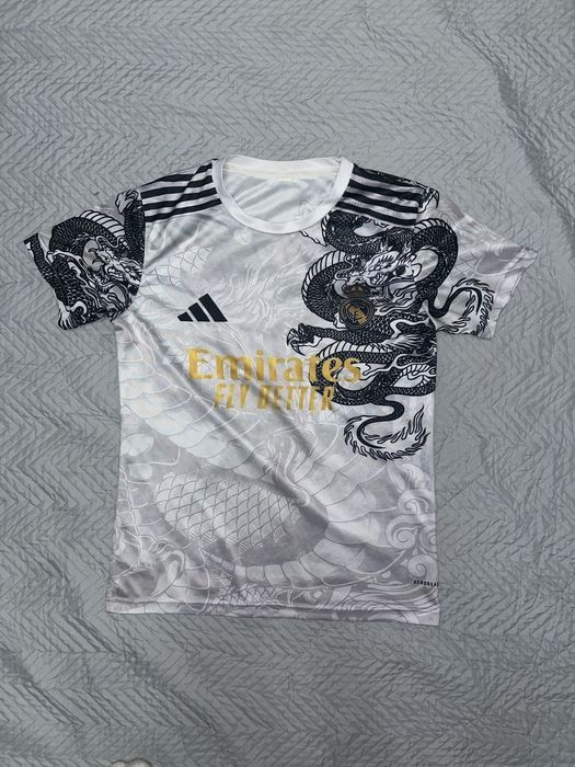Футбольне джерсі real madrid M маломірить на S