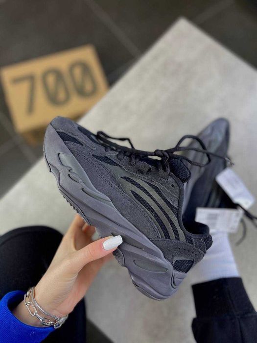 Женские кроссовки Adidas Yeezy 700 V2 Vanta Black Premium. 36-40