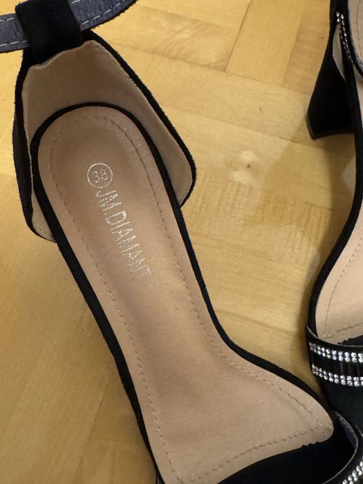 Czarne buty na obcasie