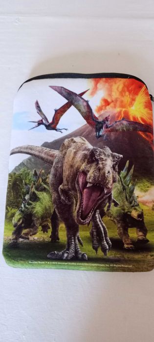 Sprzedam etui na tablet z motywem Jurassic World  nowy .