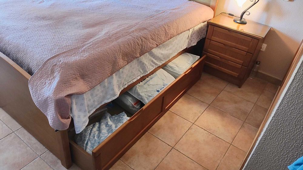 Quarto completo (cama + 2 mesas cabeceira + cómoda + espelho)