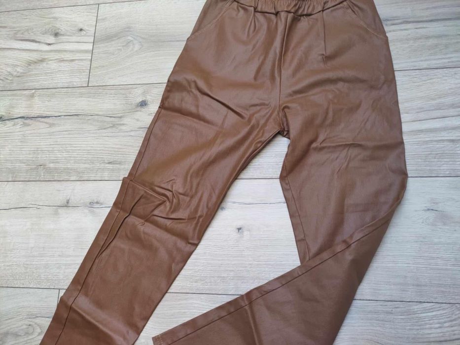 Karmelowe brązowe śliskie spodnie s 36