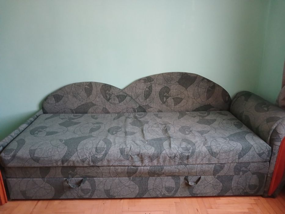 Диван   великий.