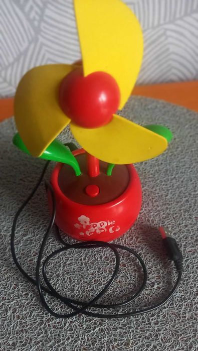 Wiatrak wiatraczek USB pod ładowarkę wentylator stojący
