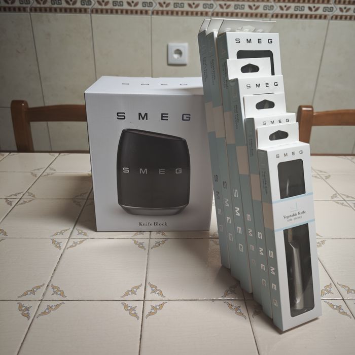 Conjunto de Facas SMEG com Suporte – Cor Preta – Novo/Selado