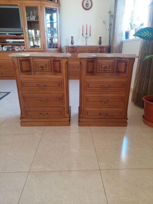 Vendo quarto de casal em madeira de castanho como novo,