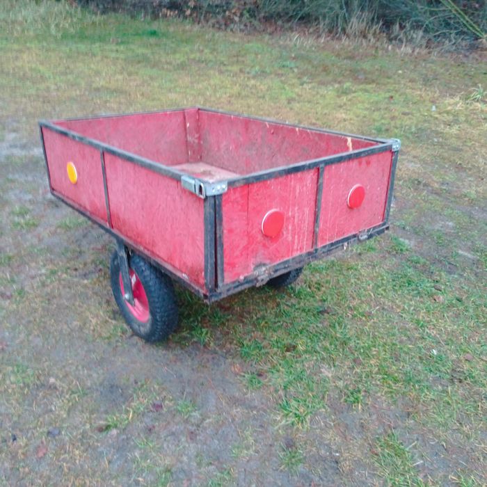 Mała przyczepka do ogrodu