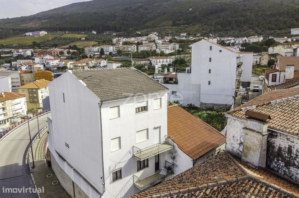 Prédio Torre de Moncorvo Com Loja Comercial