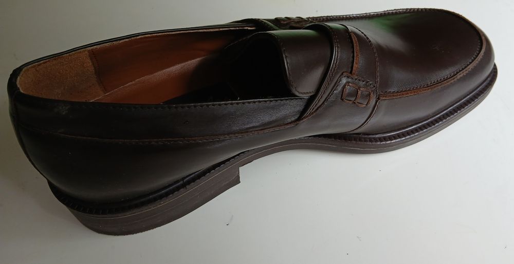 Sapatos de pele Charles novos