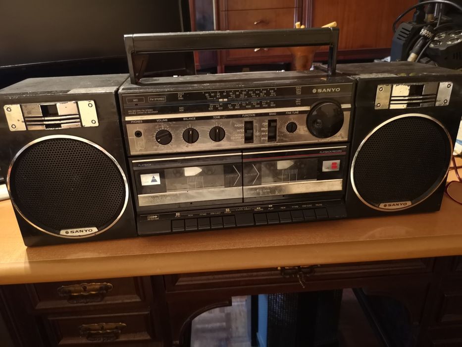 Vários rádios e gravadores antigos