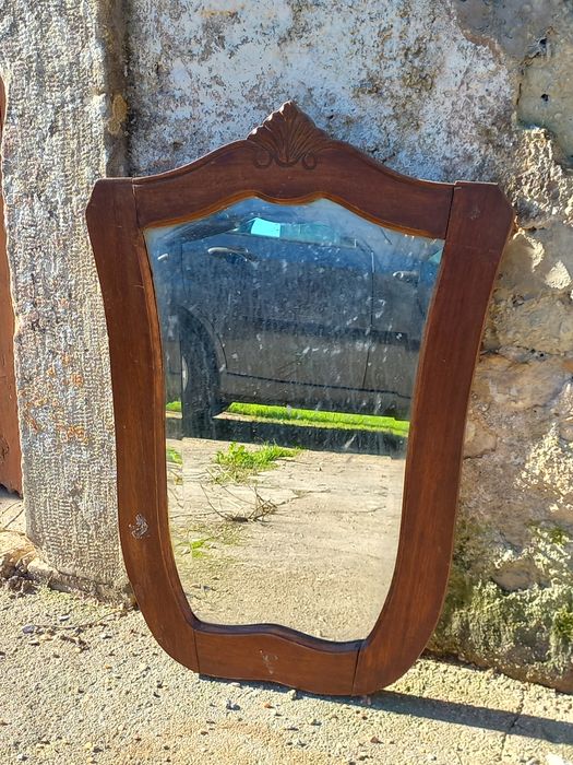 Espelho antigo com moldura em madeira