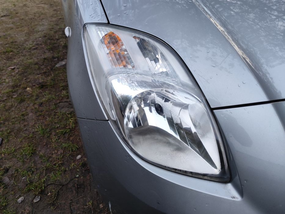 Toyota Yaris II lampa prawy lewy przód prawa lewa przednia