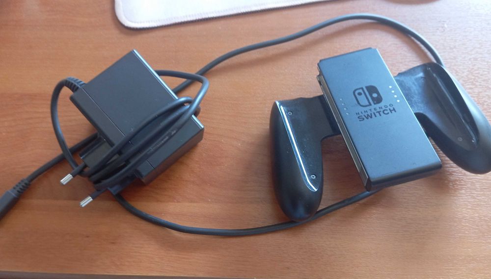 Nintendo Switch com capa e jogos