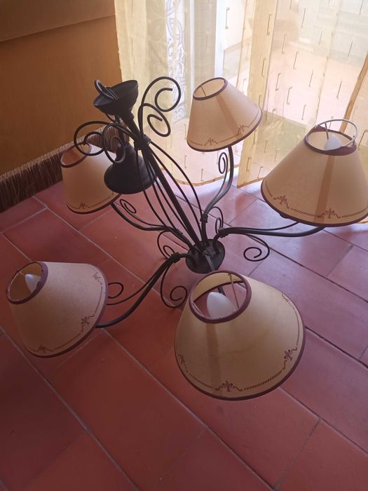 2 candeeiros em ferro em bom estado e a funcionar