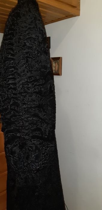 Шуба каракульча чёрная большая много меха на перешив