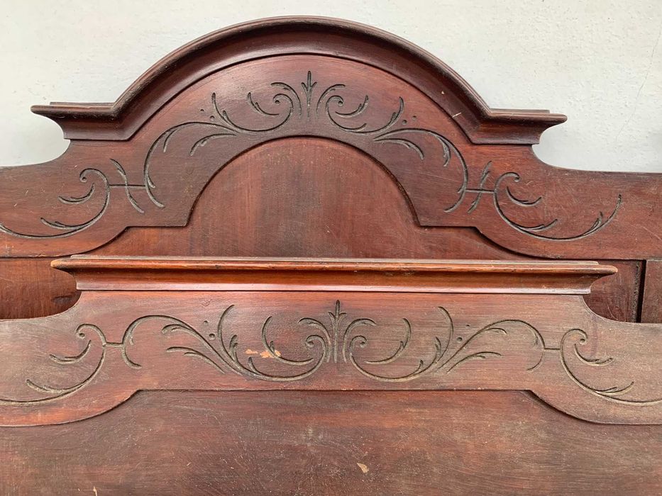 Cama antiga de "corpo e meio"