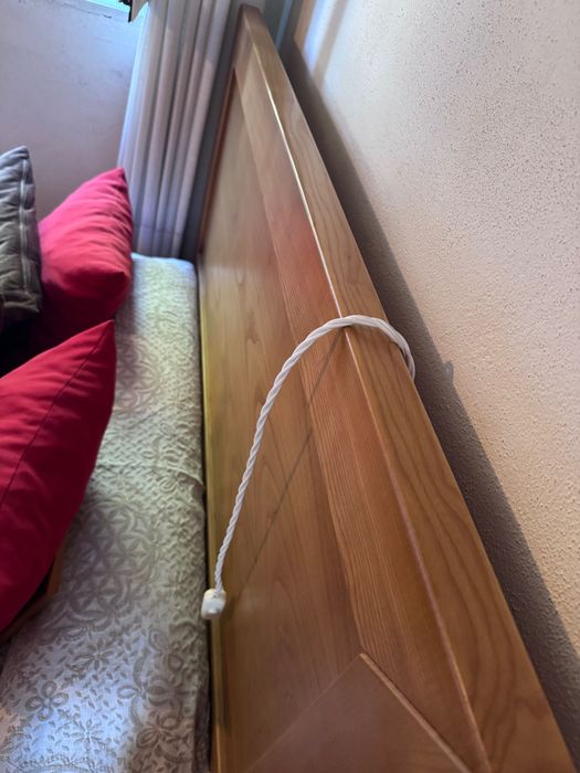 Cama de solteiro + colchão e mesa cabeceira