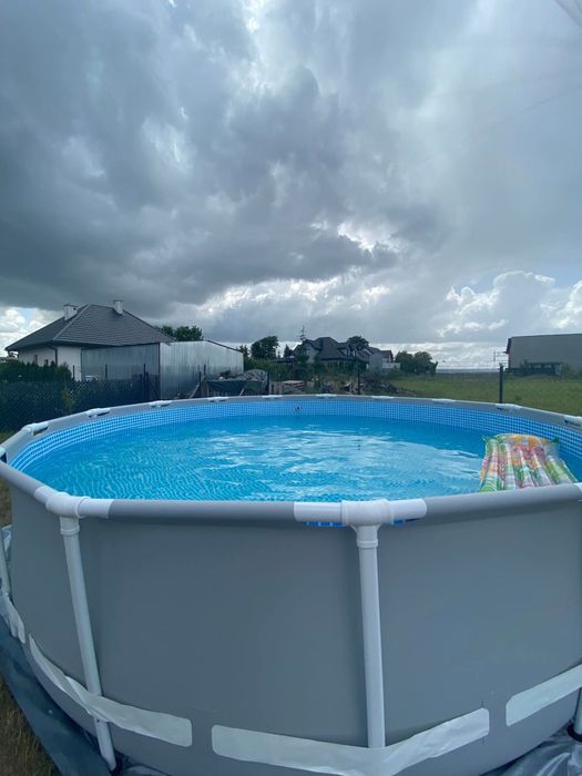 Basen ogrodowy z drabinką