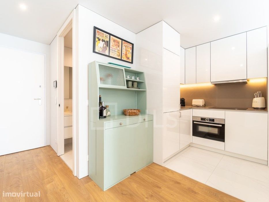 Apartamento T0 com varanda, garagem e arrumos em Matosinhos