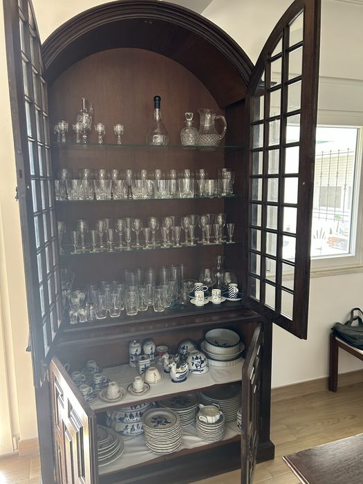 Cristaleira em Mogno