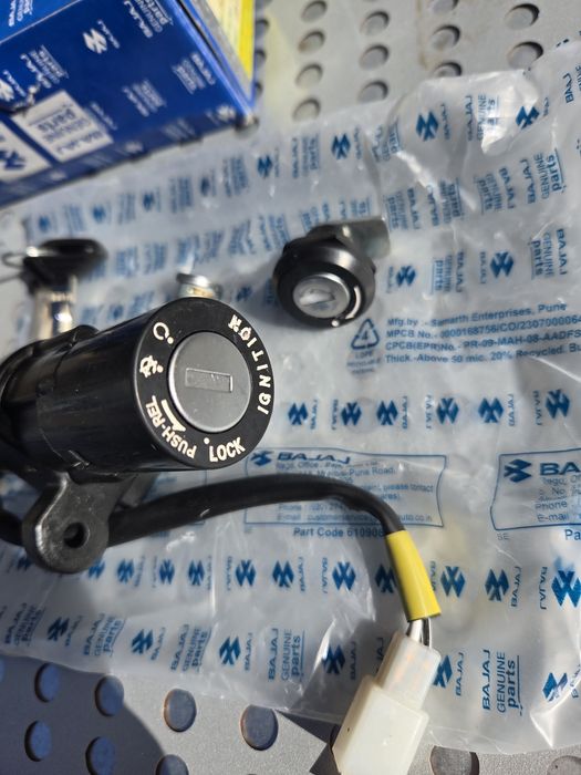 Комплект замків 3 в 1 Bajaj Boxer 125-150 PF232601