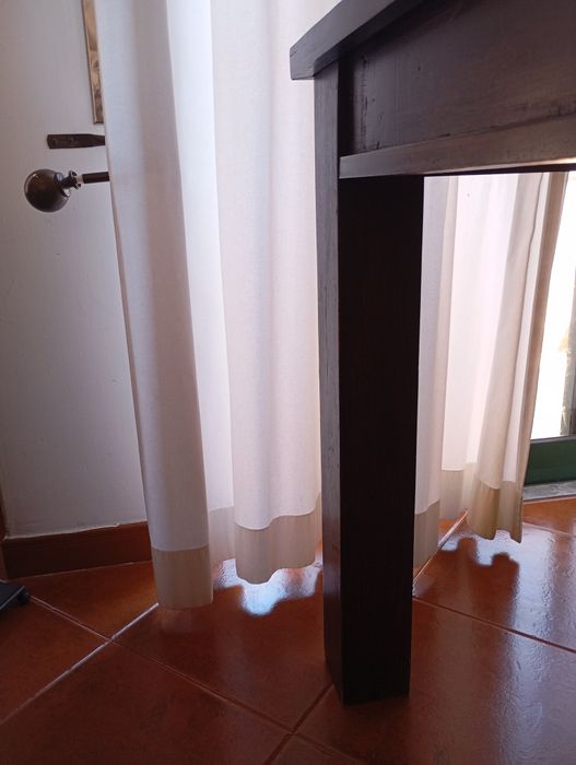 Mesa de jantar rústica em madeira maciça