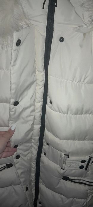 Blusão Branco com pelo no capuz