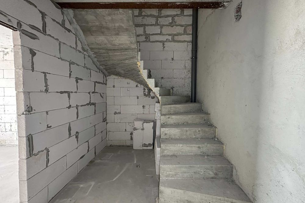 4-кім.,квартира у новобудові, 121 м², на Роксоляни, в зданому будинку.