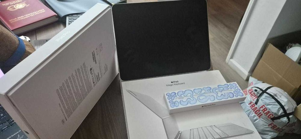 iPad Pro 13 M4 (2024) Wi-Fi + 256GB + Magic Keyboard + Apple Pencil Pro — Como Novo