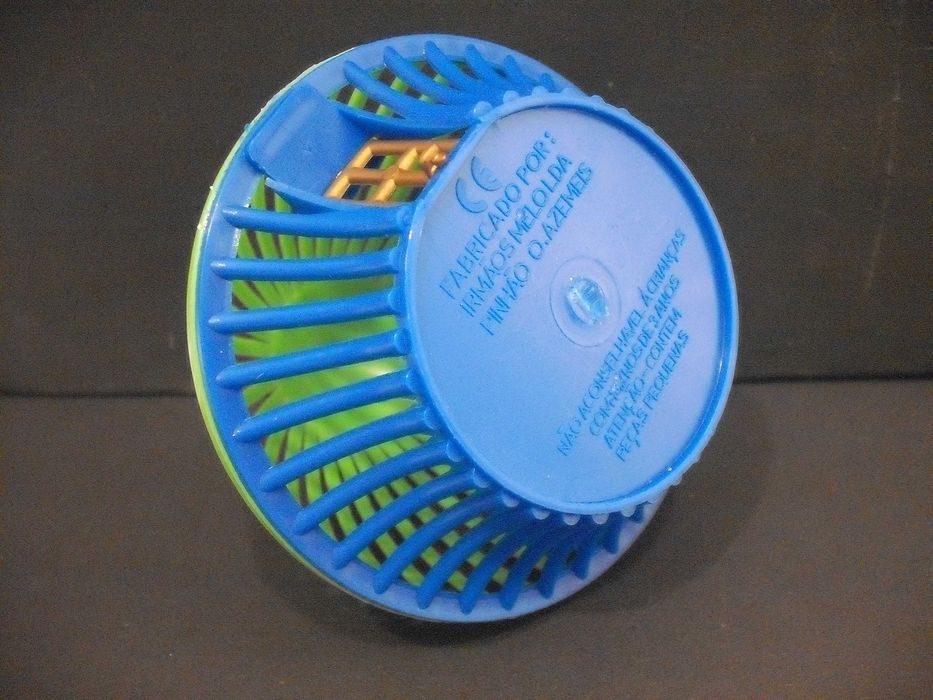 Gaiola antiga para insetos pequenos Portuguesa