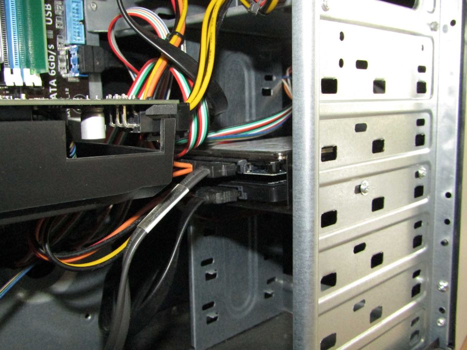 Продам системний блок на процесорі Intel Core i3.