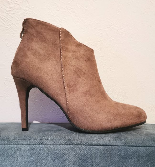 Nowe botki na szpilce R. 39