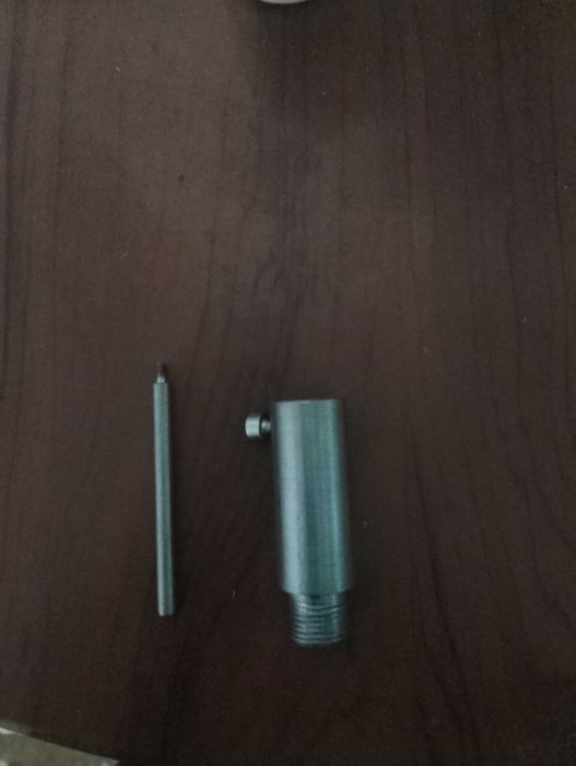 Втулка із штоком для налаштування угла запалювання в мототехніці.