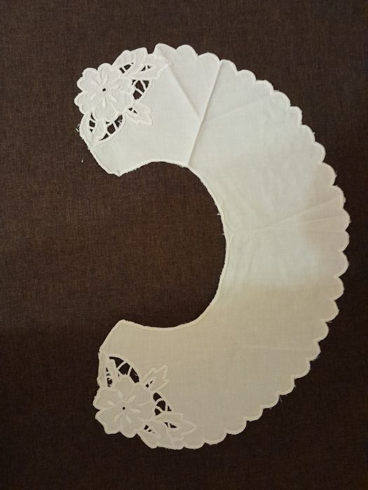 Dwa białe kołnierzyki haftowane