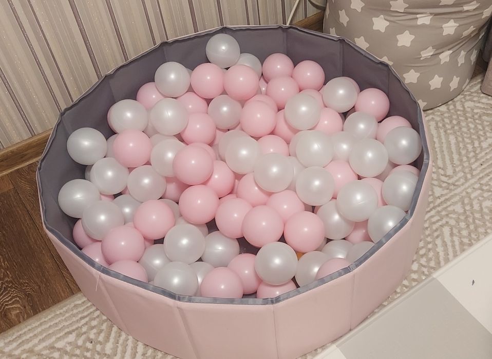 Сухий басейн з кульками