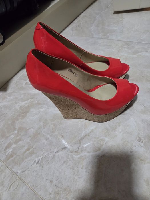 Продам сабо лакові ,жіночі 36р.,в гарному стані