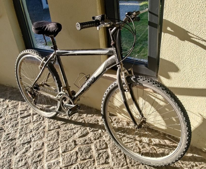Bicicleta masculina de estrada e todo o terreno