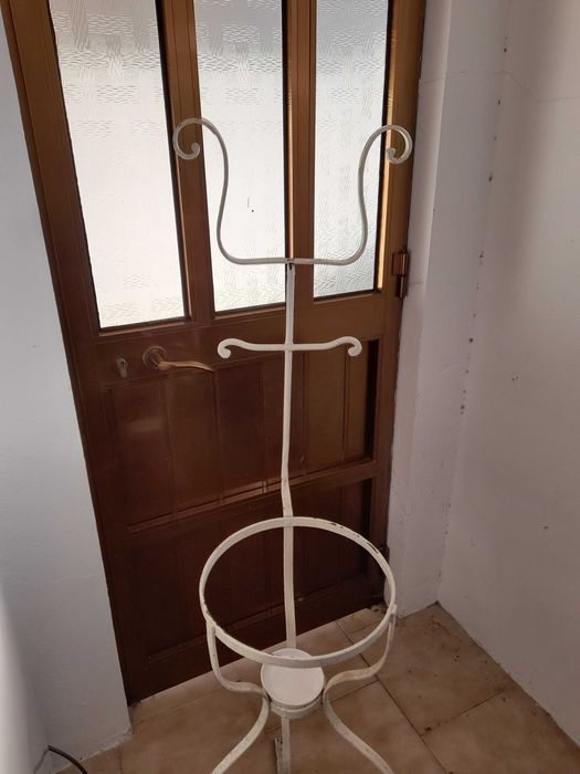 Lavatorio de ferro em branco e muito antigo