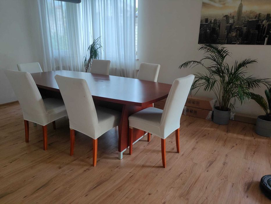 Stół konferencyjny wraz z krzesłami