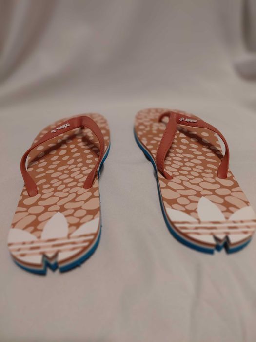 Chinelos da marca Adidas