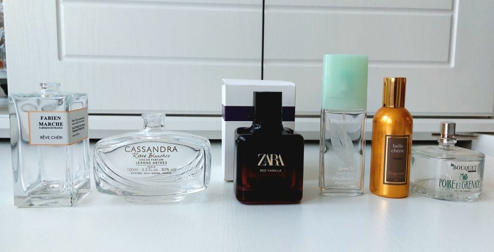 Флаконы из-под духов.