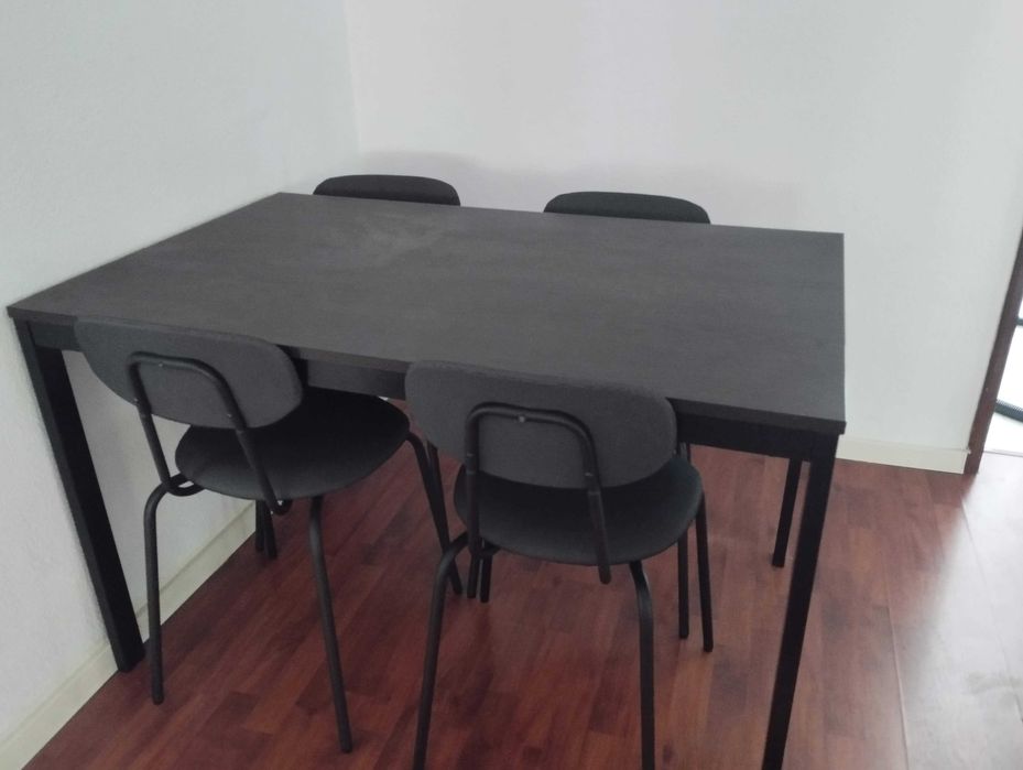 Mesa e cadeiras praticamente novas