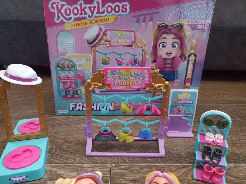 KOOKYLOOS Carla's Pop Up Pet Vet - Clinica Veterinaria con Accessori, Bambola Esclusiva con 3 Espressioni Divertenti e 2 Animali Esclusivi Include uno scanner, microscopio e Materiale di Laboratorio
