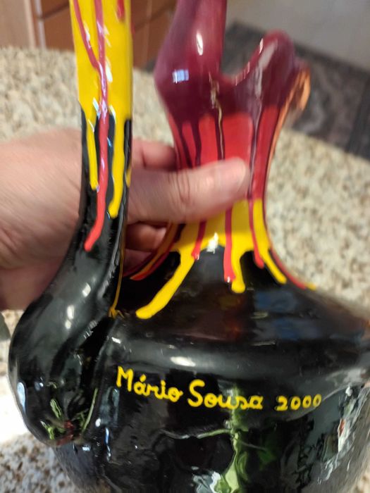 Jarra preta: (Tinta celulosa sobre cerâmica)