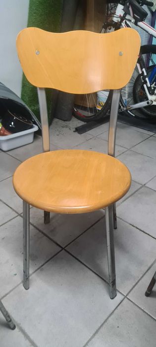 Cadeiras em madeira e metal