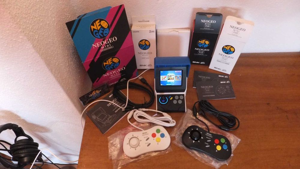 SNK NEO GEO Mini • Consola Arcade Retro (+ 2 comandos + cabo HDMI)